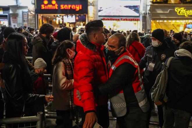 stiklal Caddesi'ne girmek isteyenler kontrol noktasnda st aramasndan geiriliyor.