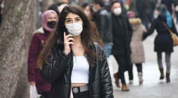 Trkiye'de vakalarn, hem Omicron varyant hem de k koullar nedeniyle artmaya balamas zerine, uzmanlardan yeni uyarlar gelmeye balad. Avrupa'da olduu gibi Trkiye'de de korona yasaklarnn geri gelip gelmeyecei, okullarda yz yze eitime ara verilip verilmeyecei tartlmaya baland.