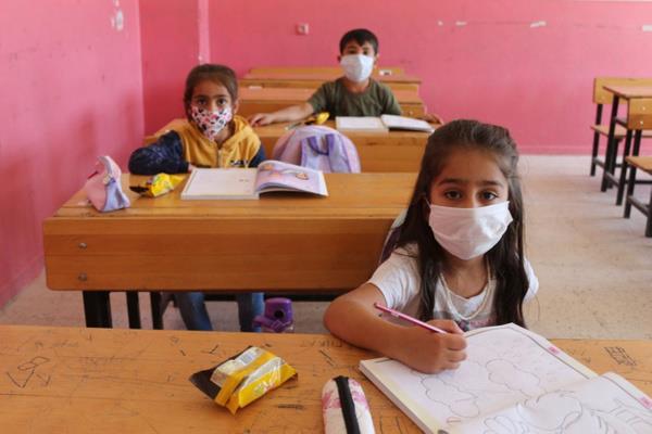 MEB: En son kapatlacak yerler okullar<br>    Milli Eitim Bakanl (MEB) ise "En son kapatlacak yerler okullar" iradesini srdryor ve u an bir kapanmann sz konusu olmad  belirtiliyor. nceki gn toplanan Koronavirs Bilim Kurulunda okullarn durumu da grld.