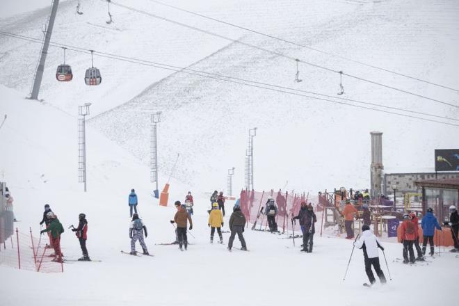 ERZURUM - PALANDKEN    Erzurum'daki Palandken Kayak Merkezi yln ilk gnnde ok sayda kayakseveri arlyor.