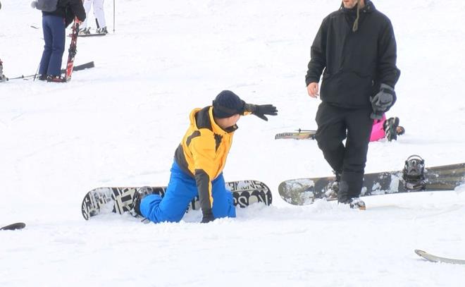 BURSA - ULUDA    Uluda'daki kayak pistleri hem konaklayan hem de gnbirlik tatilcilerle doldu.