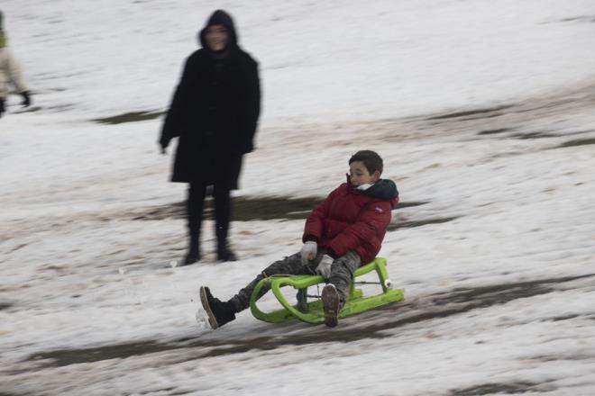 ANKARA - ELMADA    Bakentliler yeni yln ilk gnnde Elmada Kayak Merkezi'nde karn tadn kard.