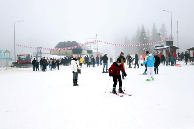 KASTAMONU - ILGAZ DAI     Kastamonu ile ankr snrlarndaki Ilgaz Da'nda bulunan Yurduntepe ve Ilgaz Da Kayak Merkezi, stanbul ve Ankara bata olmak zere birok kentten kayakseveri arlyor.