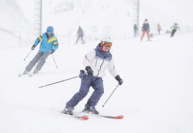 ERZURUM - PALANDKEN    Kar kalnlnn 85 santimetre lld 3 bin 200 rakml merkeze gelenler, kzaa binip snowboard ve kayak yaparak keyifli vakit geirdi.