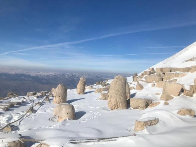 BU YIL TURST SAYISI 3 KATINA ULATI    lgiden duyduklar memnuniyeti belirten Gnaydn, "Nemrut Da'n bu yl 170 binden fazla kii ziyaret etti. Bunlarn yzde 90' yerli turist. Geen yl pandeminin etkisiyle ziyareti saymz 52 bin kiiydi, bu yl neredeyse 3 katna ulatk ve 171 bin kii arladk" dedi.