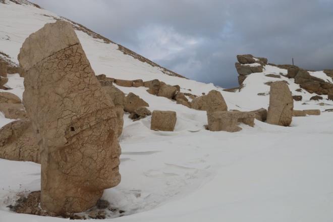 Hayata geirilen projelerle yeni yla yeni hedeflerle girdiklerini syleyen Gnaydn, yle konutu:    "Gelecek yl 300 bin ziyareti hedefliyoruz. Adyaman'da turizmi gelitirmek iin paydalarmzla srekli i birliindeyiz, projeler retiyoruz. Bu gibi projelerle ilimizde turizmin daha ileri seviyelere ulamasn bekliyoruz."