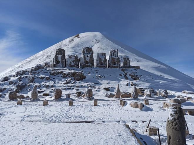 ?Gnein douu ve batnn dnyada en gzel izlendii yer? olarak nitelendirilen Nemrut Da ren Yeri yerli ve yabanc turistlerin ilgisini ekiyor.