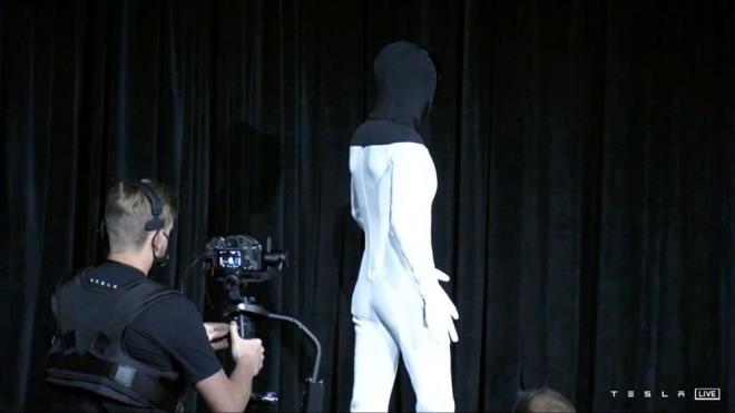 Musk,  Optimus Subprime?n yakn bir gelecekte biteceini aktard, ancak tarih vermedi. Tesla'nn 2022'nin sonuna kadar 'iyi' bir prototipe sahip olmay umduunu szlerine ekledi.    Bununla birlikte Tesla botu, irketin elektrikli arabalarnda kullanlan ve insans robotlarn gerek dnyadaki nesneleri tanmasn salayacak olan otopilot bilgisayarn ierecek ekilde ayarland. Ayrca, robotun kendi zelletirilmi sensrleri ve aktatrleri olacak.