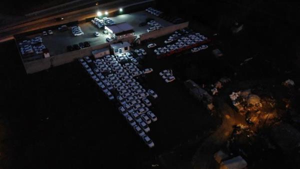 Kiralama firmasnn iletme nnde kiralamak amacyla bulunan aralarn yan sra ikinci ve sfr onlarca ara yksek duvarlarn ardndaki ayrlk alana dizildi.