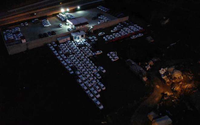 Dviz kurlarnda yaanan dalgalanmann ardndan bir ok otomobil firmasna ait bayiler ellerinde ara olmad gerekesiyle mterilerine sat yapmad.