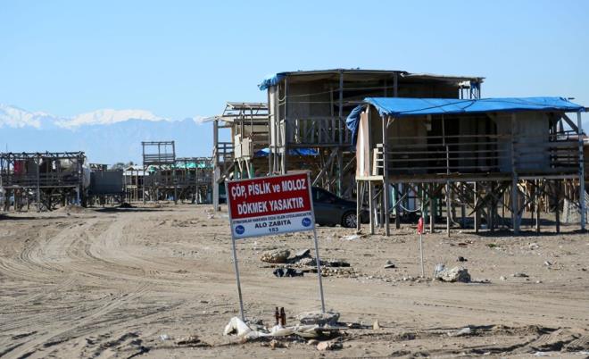 "NZE NASIL SNYOR?"    Kumsalda karlat manzara karsnda isyan eden Cokun, ?Buras caretta caretta sahili olarak geen ve caretta carettalarn yuvalama yapt Kumky sahilinin son hali. Tabelada 'Deniz kaplumbaalarnn reme alanndasnz' yazyor ve evresindeki manzara. Geen sene burada ok az oba vard, imdi ise denizin iine kadar girilmi. Balklar ise 'Denize sfr obalarda cretsiz tatil kskandryor'" dedi.