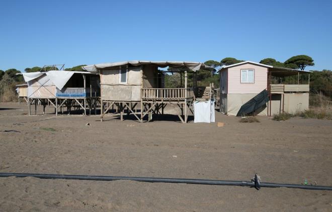 "ARDAKLAR VLLAYA DNRSE AIRMAM"    Bu durumun yresel bir hal aldn ve ayn ekilde gemite Kumluca'da Mavikent blgesinde de ardaklar youn olduunu ve gnmzde bunlarn hepsi villaya dntn belirten Canbolat, "Yakn zamanda buradakiler de villaya dnrse armam. Hatta pandemi dneminde bu ardaklar kiraya verilip turizm bile yaplmaya baland. Otellere gitmeyip ardaklar kiralayan birok tatilci de oldu" diye konutu.  Caretta caretta kumsal, kaak barakayla doldu - 11