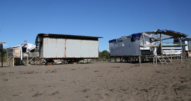 "KUMSALDAN ARDAKLAR KALDIRILMALI"    zmn insanlar oradan kovmak olmadn dile getiren Dr. Canbolat, geleneklerini yaatabilecekleri alternatif yaam alan yaratlmas gerektiini belirterek, u neride bulundu:    ?Kumky'deki kumsaln hemen ardnda bir patika yol var yolun arkas ormana kadar bo bir alan. Kaplumbaalarn yuvalama alan iin en az 50 metre kumsaln bo braklmas gerekiyor. Dolaysyla arkadaki bo alan buna uygun ve ardaklar bakanlk ve belediye i birliiyle kanalizasyon, elektrik, su gibi alt yaps da uygun bir imar plan hazrlanp oraya tanabilir. Kumsaldaki ardak says o kadar ok artm ki, bu yaz orada ardaklar iin de market bile kurulmu."