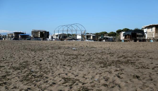 TAMAMI KAAK YAPI    Kumsaldaki sorunla ilgili Tabiat Varlklar Genel Mdrl yetkililerine de bilgi aktardn anlatan Dr. Canbolat, ?Yerel insanlar oray bir ekilde kullanyor, kaplumbaalarn korunmas konusunda bize yardmc da oluyorlar ama bu hassasiyet oradaki sorunu zmyor. Haziranda ardaklarn kurulumu, tadilat iin i makineleri ve traktrler giriyor ve kumsal darmadan oluyor" dedi.    Ayrca son yllarda ardak saysnn da younlatn syleyen Canbolat, yer kalmadndan neredeyse denize sfr ardaklar kurulduunu ve bunlarn elektrik, su, kanalizasyon hibir altyap sistemi olmad iin tamamnn kaak yap olduunu ifade etti.