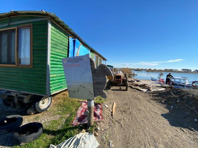 Dernei kurma amalarnn caretta carettalar korumak ve onlarn yaam alan zerindeki ardaklar daha geri noktalara ekmek olduunu syleyen Kaya,  "Bu konularda belediye ile i birlii almalar da yapyoruz. Burada 30-40 yldr blge insan ardak kuruyor. Ky kenar izgisine uygun belediyeyle i birlii iinde, caretta caretta yuvalama alanlar zerine artk ardak kurdurmuyoruz ama nceden kurulanlar var ve onlar da daha geriye ektirmek iin almalar balattk" dedi.