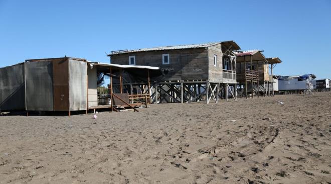 YUMURTALARA NSAN BASKISI    Canbolat, "Maalesef kumsaln kt kullanm nedeniyle su kullanm, kanalizasyon atklar, i makineleriyle ardaklarn kurulumu srasnda kumsal yapsnn deitirilmesi gibi pek ok neden yumurtalarn bozulmasna sebep oluyor" dedi.    Yuva saysnn fazla ama yavrularn yumurtadan k baarsnn ok dk olduunu aktaran Canbolat, "2021'de bu kumsala 12 bin 159 yumurta braklm, yzde 56,9'u bozulmu. O blgede denize ulaan yavru says da yzde 36,9. ok dk bir oran ve 4 bin 485 yavru. Belek'te ise bu oran yzde 45-50 civarnda" diye konutu.