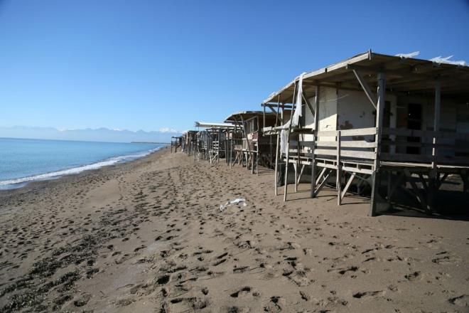 DERME-ATMA YAPILARIN SAYISI ARTIYOR    Son yllarda saylar ciddi oranda artan ardaklarda yaayanlar, bir de dernek kurdu. Kumsaln baraka tarz yaplarla dolmas nedeniyle caretta caretta yuvalama alanlar da etkilenirken, blgede 23 yldr caretta caretta yuvalarnn tespiti, yavrularn yuvadan k gibi almalar srdren Ekoljik Aratrmalar Dernei'nin (EKAD) raporuna gre, insan kaynakl yuvalardaki yumurtalarn bozulma oran da ok yksek dzeyde kt.