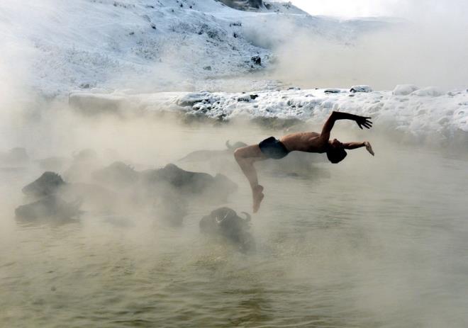 Nemrut Da eteklerindeki doal Budakl Kaplcas, zellikle k aylarnda mandalaryla scak suya giren genlerin elence mekan oluyor.