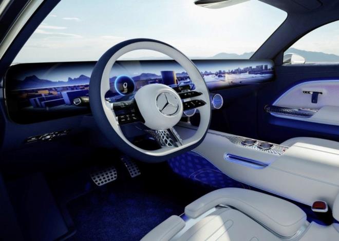 Aracn i tasarm da en az d kadar dikkat ekici. Konsolda src tarafndan yolcu tarafna kadar uzanan 8K znrle sahip bir ekran yer alyor.