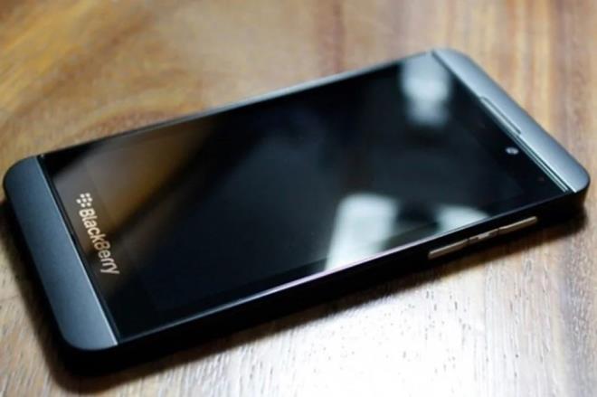 lk olarak 2000 ylnda piyasaya kan Blackberry, akll telefon kullanclarnn kolayca e-posta gndermesine olanak salad iin ksa sre ierisinde profesyoneller arasnda popler oldu.