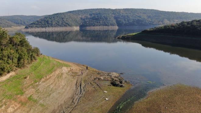 "DOLULUK ORANI YZDE 48"    Konuyla ilgili aklama yapan SK Genel Mdr Rauf Mermutlu, "Son 29 yln baraj doluluk grafiine  baktmz zaman son 29 yln ortalama deeri yzde 58 mertebelerinde. Bugn itibariyle barajlarmzn doluluk oran yzde 48. Yani ortalamaya gre 10 puan gerideyiz. Ancak geen yla ve ondan nceki yla gre baktmzda da geen yl yzde 19 civarndayd, ondan nceki yl ise yzde 39?du" dedi.