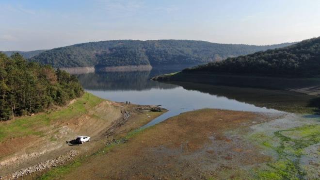 Bu yln geen yl ve nceki yla gre iyi durumda olduunu fakat ortalamann altnda olduunu syleyen Mermutlu, "Biz stanbul?un dndaki Istranca, Yeilay ve Melen barajlarndan da su transfer ediyoruz. Geen yl Yeilay?dan aldmz su transferi 144 milyon metrekp, Melen reglatrnden aldmz miktar da 481 milyon metrekp. Dolaysyla toplam 625 milyon metrekp suyu stanbul dndaki rezervlerimizden transfer etmiiz" dedi.