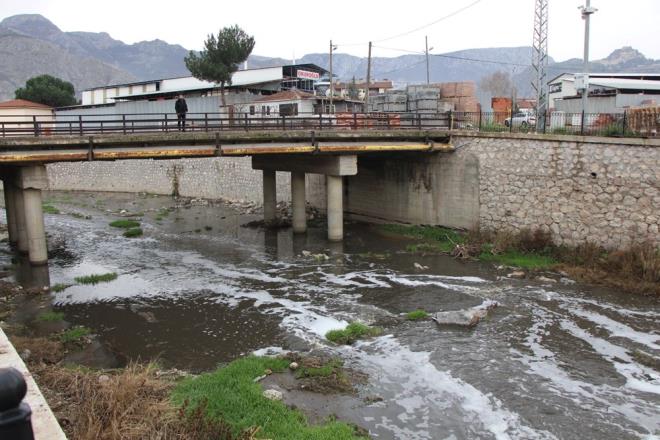 Blgede son iki yldr ciddi bir kuraklk yaandna deinen Karan, ?Geen seneden beri yaan yamurlar ancak topran yzn slatabiliyor. Kar yamasn bekliyoruz. Kar yaarsa rmak ve barajlar dolacak. Gzel bir sezon geirmeyi mit ediyoruz. Ama imdilik bir ya yok? eklinde konutu.