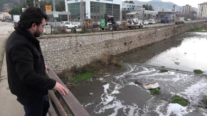 "TARLALARI, HAYVANLARI SULAMAYA EKNYORUZ?    ocukken yzdklerini hatrlatt Tersakan ay'na imdi el srmekten korktuklarn anlatan Harmanal kynden Ahmet Karan, ?Su yzeyinde bembeyaz kpklenme var. Siyah bir ey akyor. Ne aktn da bilmiyoruz. Tarlalar, hayvanlar sulamaya ekiniyoruz? diye konutu.  - 5