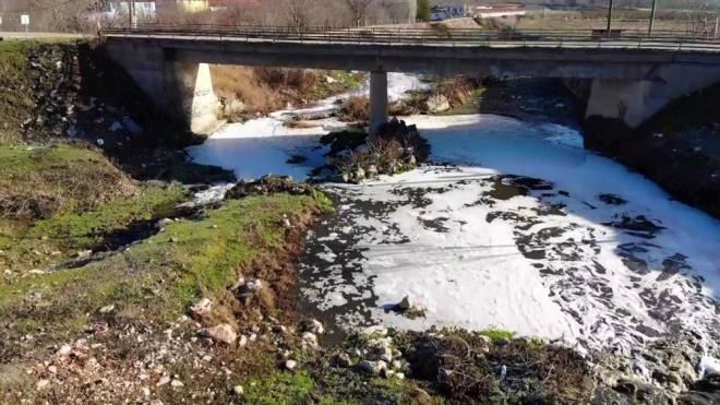 Samsun?un Ladik ilesinden doup Amasya kent merkezinde Yeilrmak ile birleen Tersakan ay yalarn yetersiz olmasndan dolay en kurak yllarndan birini yayor. Den su seviyesinin dip yapmasyla artan kirlilik kt grnt oluturdu.