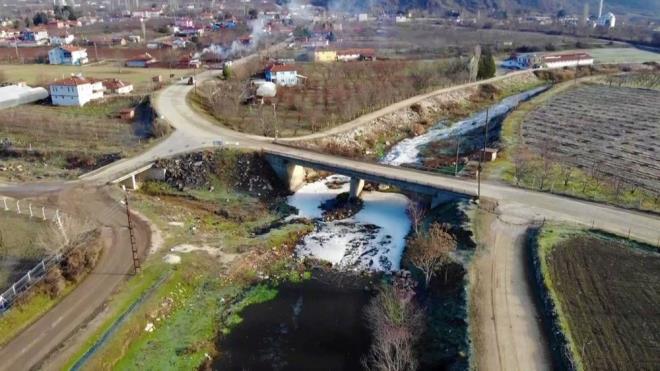 ?AIRI DERECEDE KOKU VE KPKLENME VAR"    Su yzeyindeki kpklenmenin Tersakan ay'nn Yeilrmak ile birletii alanda da grldn aktaran Gllbalar Mahallesi Muhtar Sezai narc ise, ?Ar derecede koku ve kpklenme oluuyor. Suluova blgesindeki fabrika atklarnn, hayvansal atklarn burada birikmesi bunlara bir neden. Onun iin Boazky mevkisinde bir artma tesisi yaplmasn istiyoruz? ifadelerini kulland.