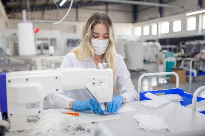 Dier taraftan ABD Hastalk Kontrol ve nleme Merkezleri'nin (CDC) en son klavuzu, insanlarn, ok katmanl ve sk dokunmu kuma olanlar da dahil olmak zere, yze tam oturan ve ayarlanabilir bir burun teline sahip maskeler takmalarn tavsiye ediyor. Klavuzda, bez maskenin altnda tek kullanm bir maske taklmas nerilirken, N95 maskeleri salk alanlarna braklmas gerektii belirtiliyor.