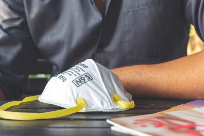 N95 NERS    San Francisco California niversitesi'nden bulac hastalklar uzman Monica Gandhi, "Gerekten corona virse maruz kalmak istemiyorsanz, doru trde maske takmalsnz. Ben, ABD'de sertifikal N95 maskelerini veya srasyla in, Gney Kore ve Avrupa sertifikal KN95, KF94 ve FFP2 maskelerini neriyorum. Bunlar mevcut deilse, ift maskelemeyi tavsiye ediyorum. Cerrahi maskenin zerine bez maske takabilirsiniz? diye konutu.