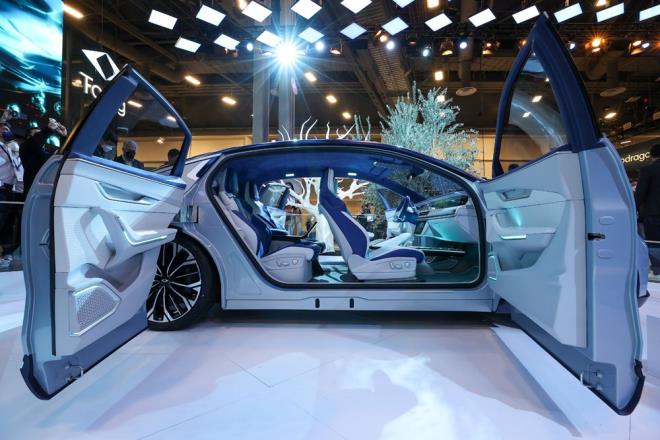  mekanlarda entegre emniyet kemerlerine sahip 4 adet tekli koltuk yer alyor ve orta stunu ortadan kaldran tasarmla kaplar bir kitap gibi alyor. Otomobil meneke ve ivit mavisinin karmna alan metalik gri renkte tasarland.