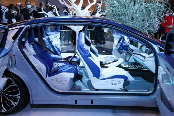 Kresel olarak tescil ettirdii farkllatrc yaklam UseCaseMobility kavram ile "Veri Bazl  Modelleri", "Yeni Mobilite Servisleri", "Akll Yaam" ve "Akll arj" gibi teknolojik zmlerini paylaan Togg, gelecee bakn vurgulayan "Transition Concept Smart Device" adn verdii konsept otomobilini de tantt.