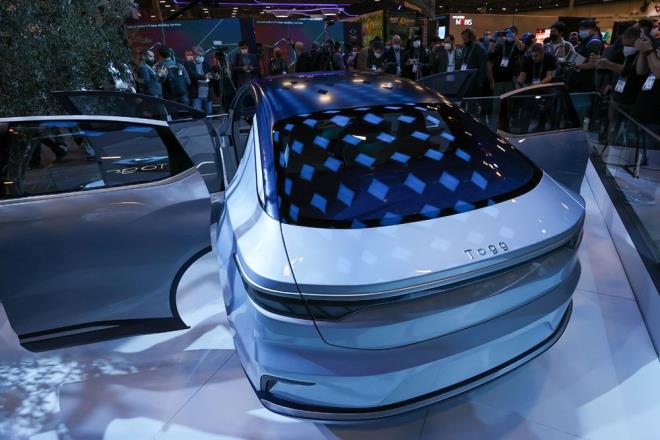 TOGG TEKNOLOJLER GVEN ZEL'LE SANATA DNT    Dier yandan, "ABD?de Yaayan En Etkili Trkler" arasnda gsterilen nl mimar, tasarmc ve sanat Gven zel, CES kapsamnda Togg iin yapay zeka ile sanat bir araya getirdi.    zel?in, "Kelimelerin Anlamlarnn Grselletirilmesi" temasyla yapt dijital alma, insan ve teknolojiyi merkeze ald.