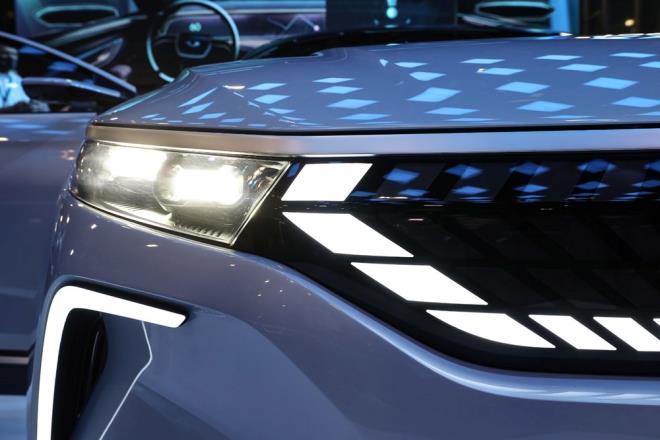 EKBE ARZU KAPROL DOKUNUU    Moda ve teknoloji birlikteliini yanstan projelere imza atan dnyaca nl tasarmc Arzu Kaprol ise Togg ekibinin kyafetlerini tasarlad.