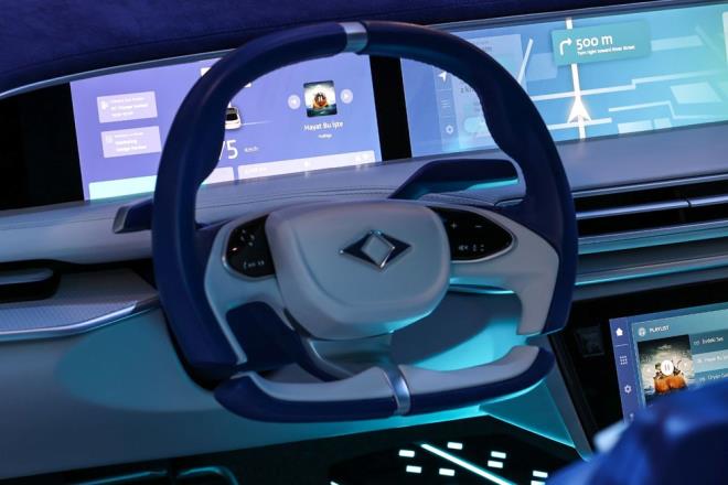 "KONFORLU BR MOBLTE DENEYM YAATACAK ZMLER ZERNDE ALIIYORUZ"<br>    "Togg Akll Yaam" adn verdikleri hizmetlerle btnyle balantl bir otomobilden ok daha fazlasn sunduklarn ve Togg'u tamamen kullanc odakl bir yaklamla oluturduklarn bildiren Karaka, unlar aktard:    "Gelitirdiiniz bir rn gcn kullancdan almyor ise bu rn ve hizmet lmeye mahkumdur. Kullancy odaa aldmz ve veri zerine ina ettiimiz i modelimizle mobilite zmleri retiyoruz. Akll cihazmzn etrafnda oluan ekosistemle konforlu bir mobilite deneyimi yaatacak zmler zerinde alyoruz. Akll enerji zmleri, akll ehirlerde akll yaam zmleri ve yeni mobilite hizmetleri gelitiriyoruz. Farasis Energy ortaklyla kurduumuz Siro Silk Road Temiz Enerji zmleri irketiyle bataryamz kendimiz reteceiz.  planmz iinde batarya Ar-Ge?si yapp, kimya gelitirmek de var. Mevcut ve gelitirilecek olan batarya rn gam ile hem her tr elektrikli ara iin batarya temin etmeyi hem de otomotiv d sektrlerde de nemli bir batarya, enerji depolama sistemleri salaycs olmay hedefliyoruz."