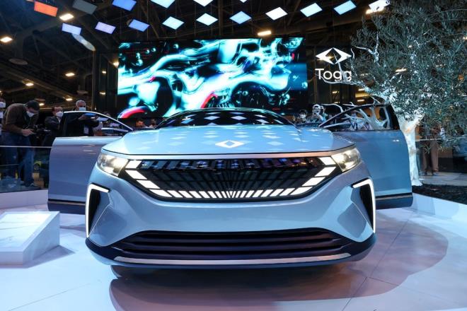 Togg?dan yaplan aklamaya gre, fikri ve snai mlkiyeti yzde 100 Trkiye'ye ait kresel bir marka ortaya karmak ve Trk mobilite ekosisteminin ekirdeini oluturmak amacyla kurulan Togg, teknoloji dnyasnn nemli buluma noktas CES 2022?de dnya marka lansmann gerekletirdi.