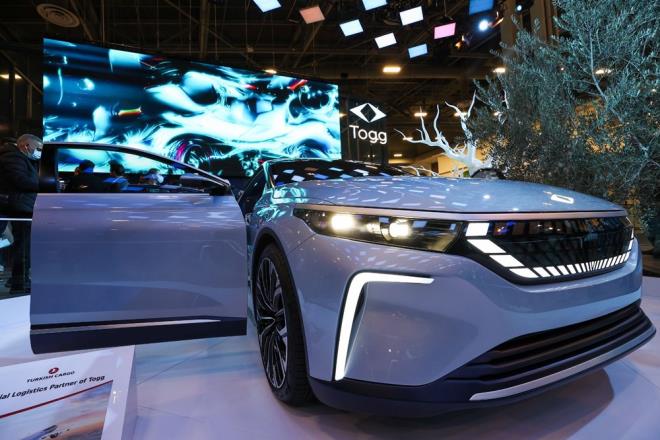 Otomobildeki n cam, doutan elektrikli mimariyle uyumlu olacak ekilde neredeyse batan tasarlanrken, jantlar Togg DNA'sna ait ok kollu stilize edilmi lale zelliini tamaya devam ediyor.