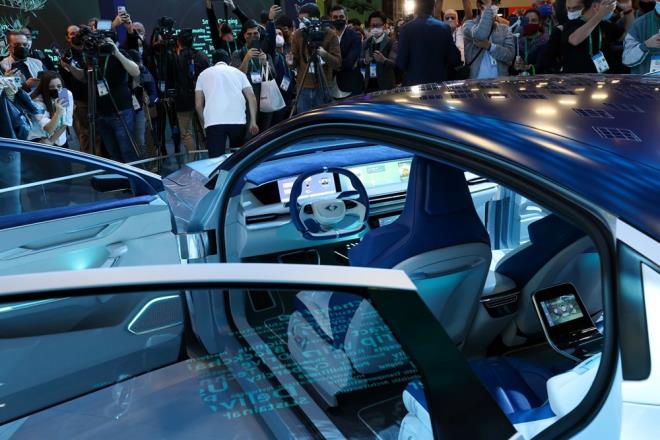 Otomobilin iinde C SUV?un i tasarmna sadk bir yaklam izlenmesine ramen direksiyon simidi, sportif ve zarif bir tasarmla batan yaratlm durumda.