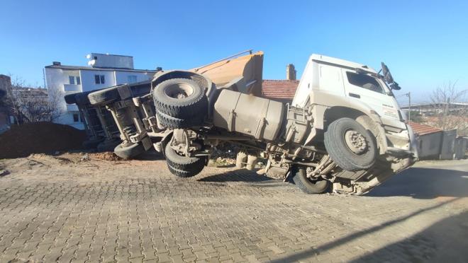 Evin atsnda hasara yol aan kazada, yaralanan olmad.