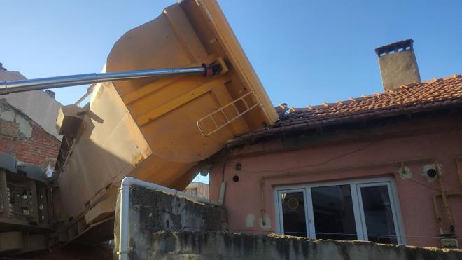 Hafriyat kamyonu, akl bo arsaya boaltrken damper sa taraftaki mstakil evin atsna devrildi.