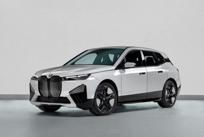 ABD'de devam eden CES 2022 tketici elektronii fuarnda son teknoloji rnler tantlmaya devam ediyor. Otomotiv alannda en dikkat ekici rnlerden biri BMW'nin renk deitirme teknolojisi oldu.