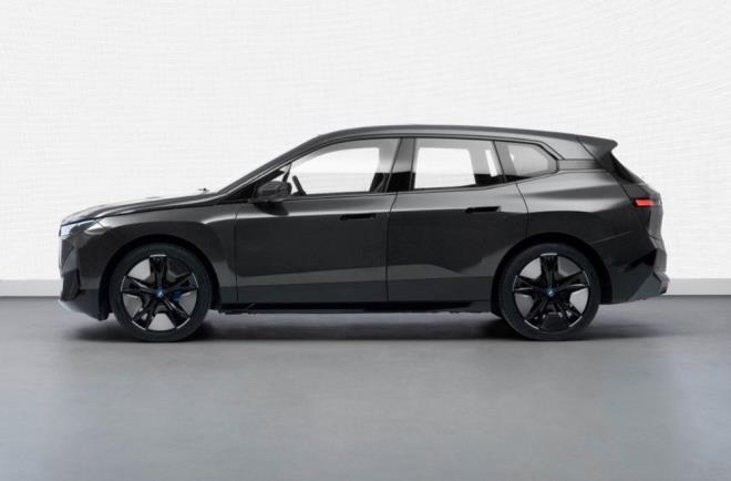 BMW'den yaplan aklamada bunun sadece srcler iin grsel bir motivasyon olarak alglanamayaca, renk seeneklerinin elektrikli aralarn menzilinin uzamasna da katk salayaca belirtiliyor.