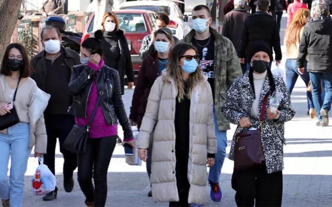 Ege niversitesi Tp Fakltesi Hastanesi Enfeksiyon Hastalklar Anabilim Dal retim yesi Prof. Dr. Ouz Reat Sipahi, zmir'de uzun sredir stabil seyreden Covid-19 vakalarnn ykselie getiini belirtti. zmir'de u anki vaka saylarnn 2020 yl mart ayndaki vaka saylarnn 10 kat olduunu belirten Prof. Dr. Sipahi, u ifadeleri kulland: