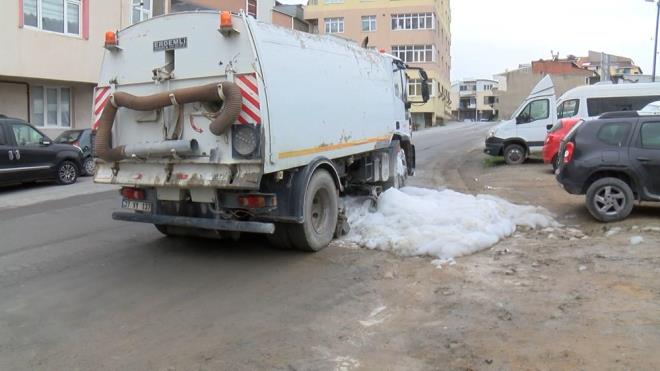 Sabah saatlerinden evinden dar kp kpkleri gren bir mahalle sakini, "Kpe benziyor ama ne olduunu bilmiyorum. Yeni grdm. Kaynyor. Kimyasal olabilir. ocuklar iinde tehlike tekil ediyor. Herhangi bir kokusu yok. Srekli oalyor" dedi.