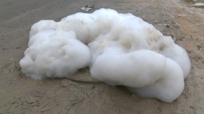 Kaynarca Mahallesi'nde yapm devam eden metro inaatnn yaknnda bulunan rgarlardan henz bilinmeyen nedenden dolay kpkler kmaya balad.