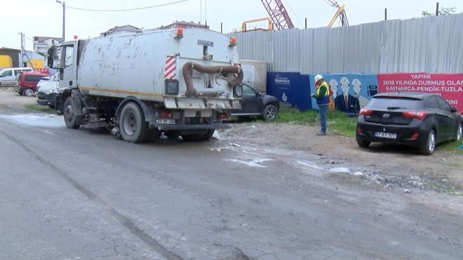 Metro inaat gece vardiya mhendisi Tekin Demirel, "antiyede hafriyat kamyonlarnn ykamasn yapyoruz sv sabunla. Sv sabununun bidonu delinmi. Bidon delindikten sonra suyla karp byle bir kprme yapm. Herhangi bir kimyasal bir durum sz konusu deil. Normal elimizde ykadmz sv sabun" eklinde konutu.