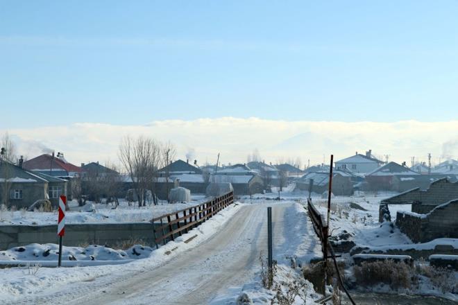 Souk hava nedeniyle ilede dereler dondu, aalarda buz ve kra olutu.