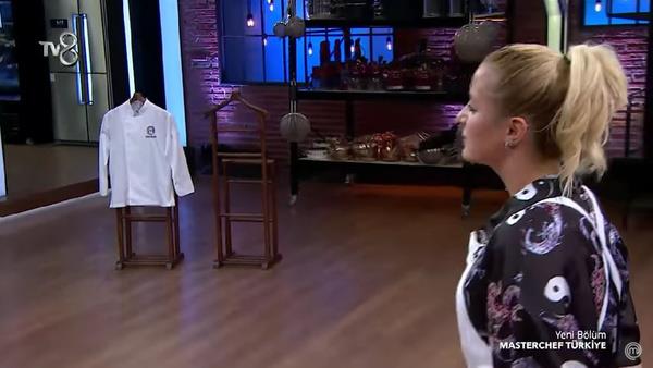 Dilara MasterChef hayallerine veda etti  <br>  'Torpil' iddialaryla sosyal medyada yerden yere vurulan ve geen hafta elenen Burcu ile girdii polemiklerle tepki eken Dilara ise MasterChef hayallerine veda etti. efler, elendii iin duygusal anlar yaayan Dilara'y teselli etmeye alt.